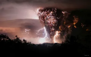 壮观的火山喷发桌面壁纸_11