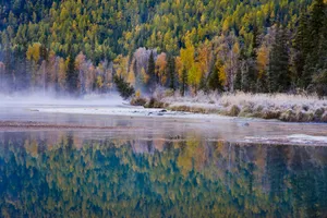 水气环绕的湖光山色_4
