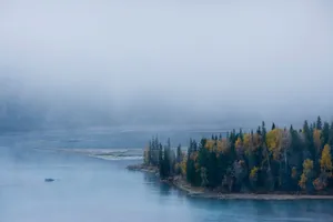 水气环绕的湖光山色_9