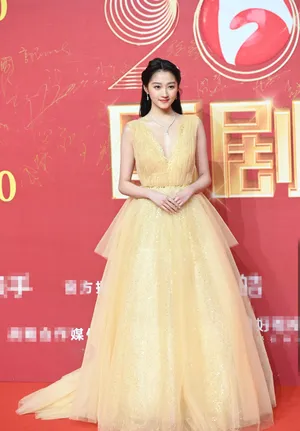 关晓彤淡黄星光裙甜美性感现场照图片