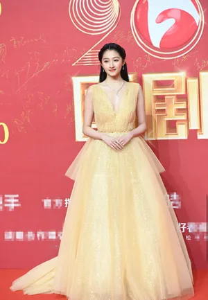 关晓彤淡黄星光裙甜美性感现场照图片_3