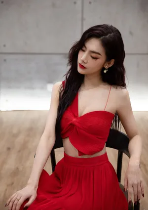 曾可妮美艳红裙性感写真图片_4