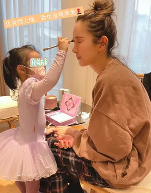张子萱与女儿幸福日常可爱美照图片_6