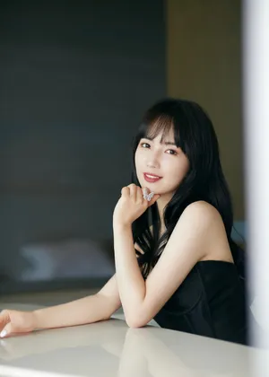 秦牛正威抹胸黑裙性感写真图片_2