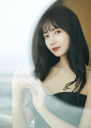 秦牛正威抹胸黑裙性感写真图片_3