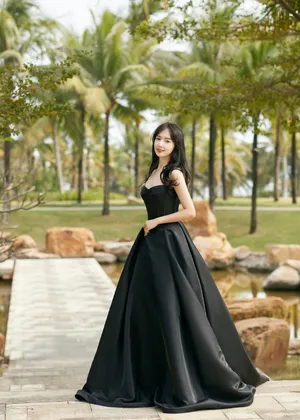 秦牛正威抹胸黑裙性感写真图片_4