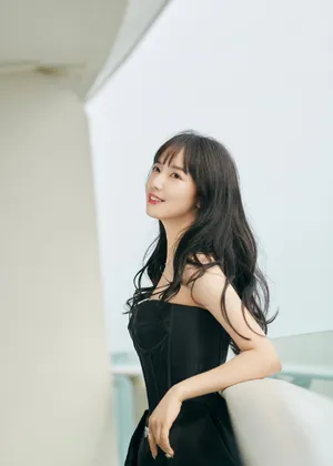 秦牛正威抹胸黑裙性感写真图片_5