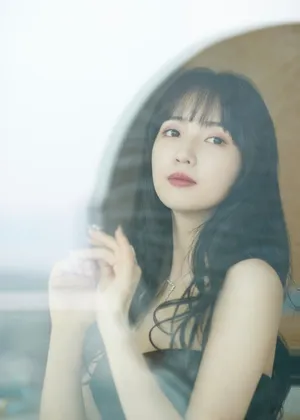 秦牛正威抹胸黑裙性感写真图片_6