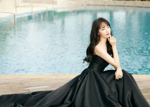 秦牛正威抹胸黑裙性感写真图片_7