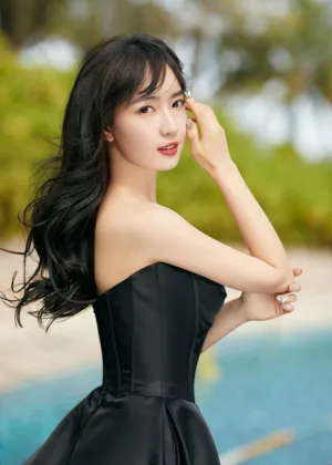 秦牛正威抹胸黑裙性感写真图片_9