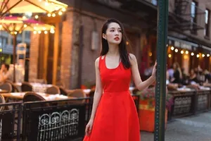 性感美女明星李沁街头时尚写真_8