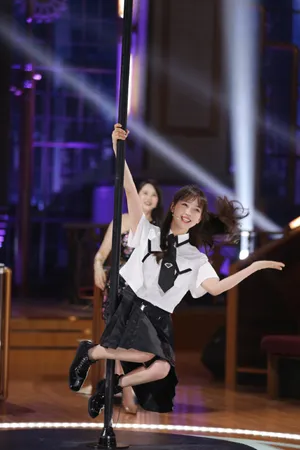 秦牛正威清秀灵动少女写真图片_5