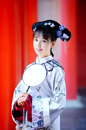 秦牛正威宫装甜美养眼写真图片