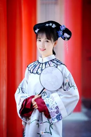 秦牛正威宫装甜美养眼写真图片