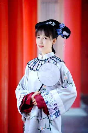 秦牛正威宫装甜美养眼写真图片_2