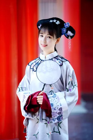秦牛正威宫装甜美养眼写真图片_3