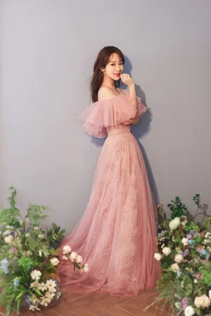 杨紫明艳性感时尚大片写真图片