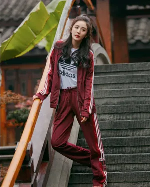 性感美女明星杨幂妩媚优雅出游写真_4