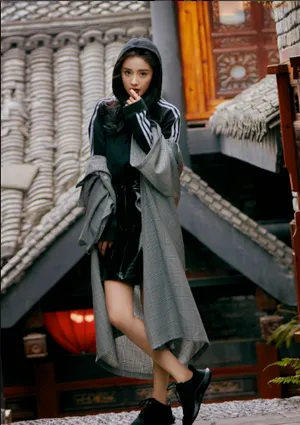 性感美女明星杨幂妩媚优雅出游写真_5