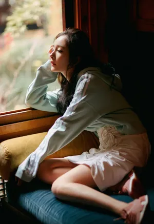 性感美女明星杨幂妩媚优雅出游写真_6