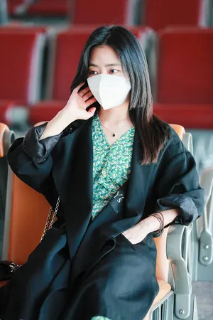 性感美女明星谭松韵戴口罩优雅写真_1