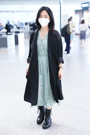 性感美女明星谭松韵戴口罩优雅写真_2
