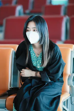 性感美女明星谭松韵戴口罩优雅写真_3