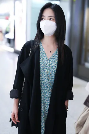 性感美女明星谭松韵戴口罩优雅写真_4