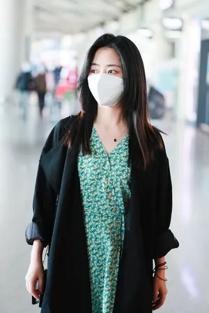 性感美女明星谭松韵戴口罩优雅写真_5