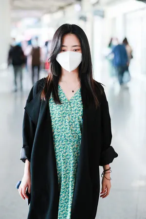 性感美女明星谭松韵戴口罩优雅写真_9