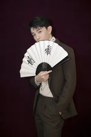 邓伦西装折纸扇儒雅帅气写真图片_2