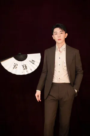 邓伦西装折纸扇儒雅帅气写真图片_4
