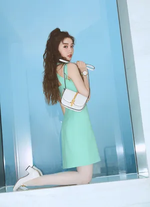 性感美女姜贞羽妩媚优雅写真