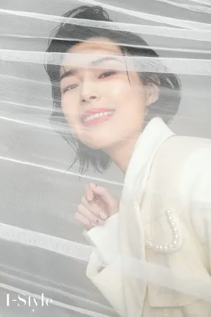 卢杉白色套装时尚写真图片