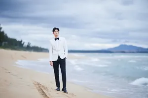 张云龙白色西装海边写真图片_4
