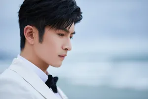 张云龙白色西装海边写真图片_5