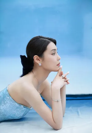 韩丹桐冰蓝色亮片礼服性感撩人写真_4