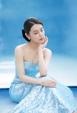 韩丹桐冰蓝色亮片礼服性感撩人写真_5