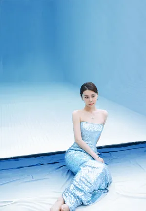 韩丹桐冰蓝色亮片礼服性感撩人写真_6