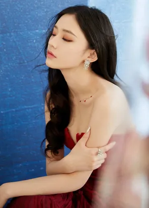 林允绯红色渐变抹胸裙性感写真图片