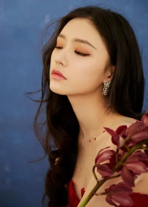 林允绯红色渐变抹胸裙性感写真图片_6