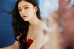 林允绯红色渐变抹胸裙性感写真图片_8