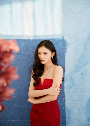 林允绯红色渐变抹胸裙性感写真图片_9