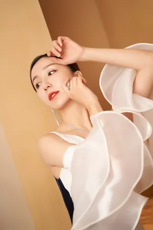 娄艺潇开叉礼服性感妩媚写真_4