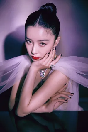 阚清子白色纱裙灵动仙气性感写真图片