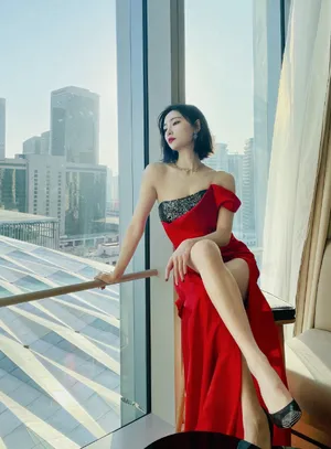 THE9许佳琪红裙大长腿美艳性感写真图片_8