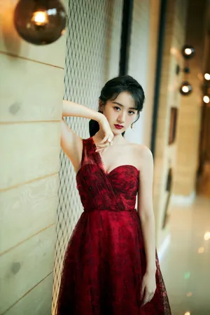袁冰妍红色亮片单肩裙性感写真图片