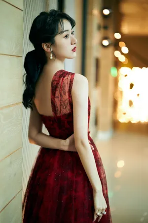 袁冰妍红色亮片单肩裙性感写真图片_3
