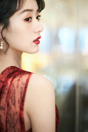 袁冰妍红色亮片单肩裙性感写真图片_9
