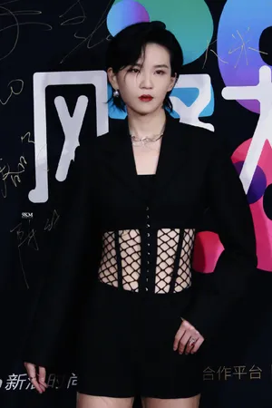 陆柯燃渔网露腰装酷美写真图片_5